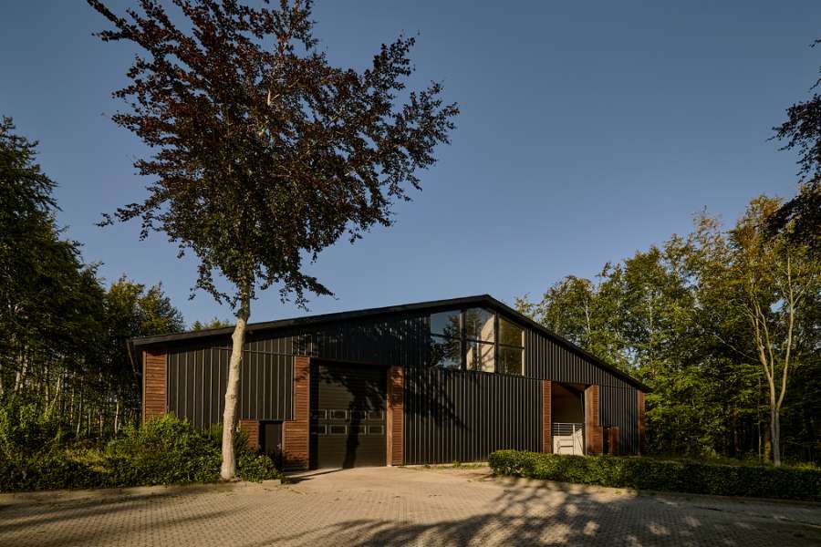 Sommerlys sænker sig over stålprofiler i skoven, Klæstruplundvej 11, 9240 Nibe